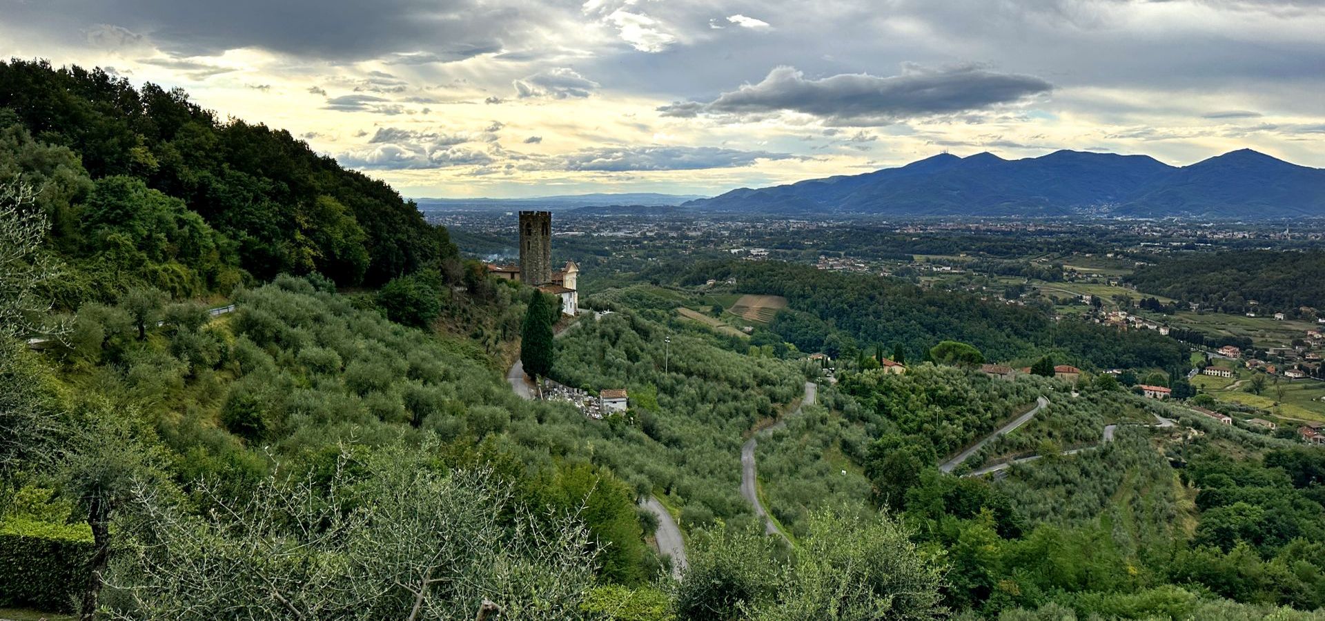 colline di aquilea e panorama sulla piana di lucca