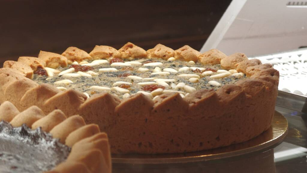 primo piano di una torta coi becchi