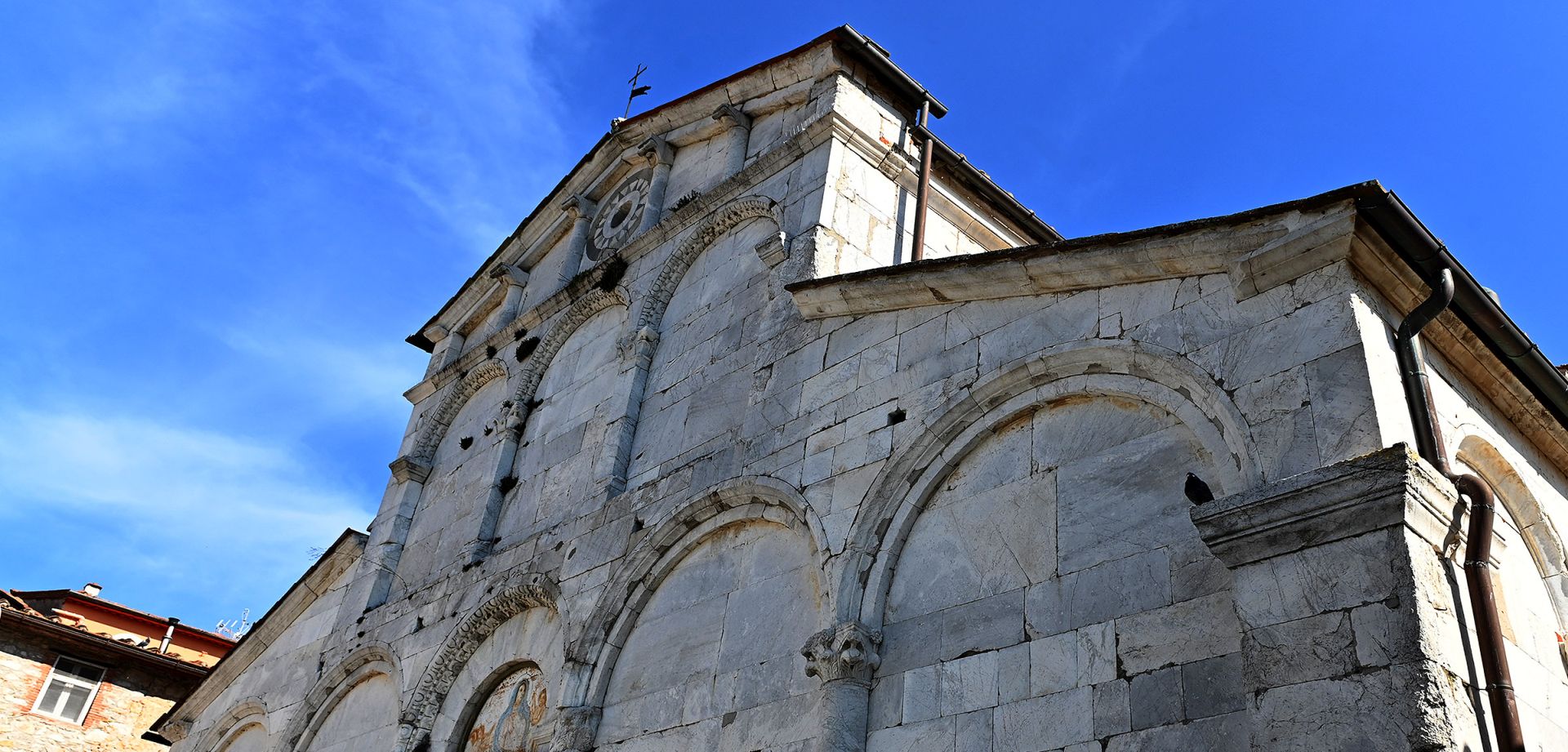 particolare della pieve nuova di santa maria del giudice
