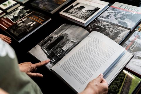 mani sfogliano un libro illustrato